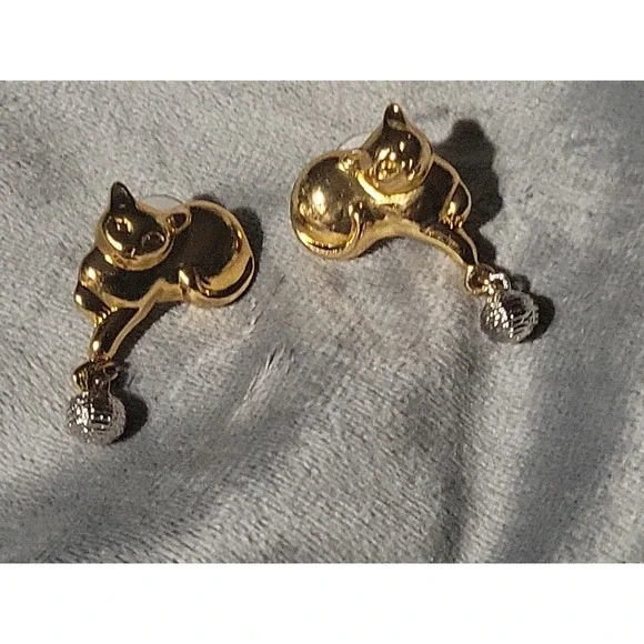 Vintage gold & silver tone cat kitten playing with ball of yarn dangle earrings - Picture 4 of 8